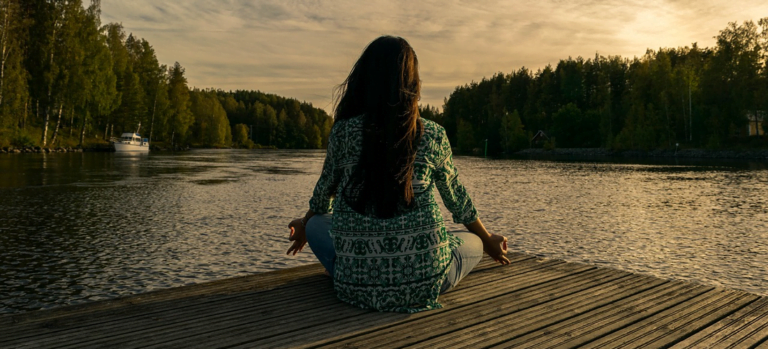 Mindfulness Meditation: 11 Easy Steps to Finding Peace in the Present